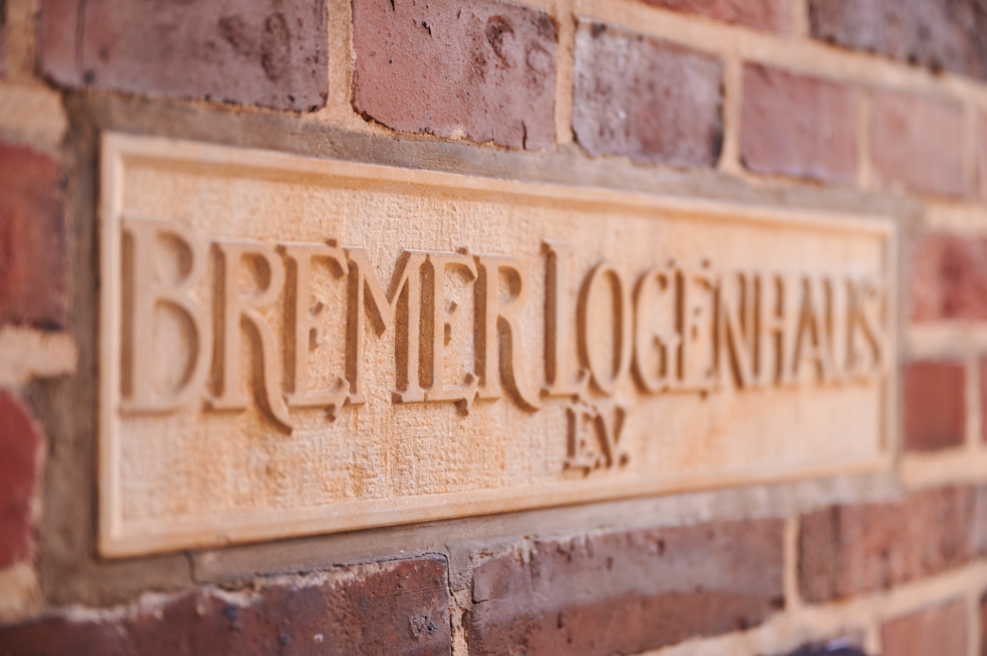 Festlich gedeckter Saal im Bremer Logenhaus mit Blick auf den Tempelraum.